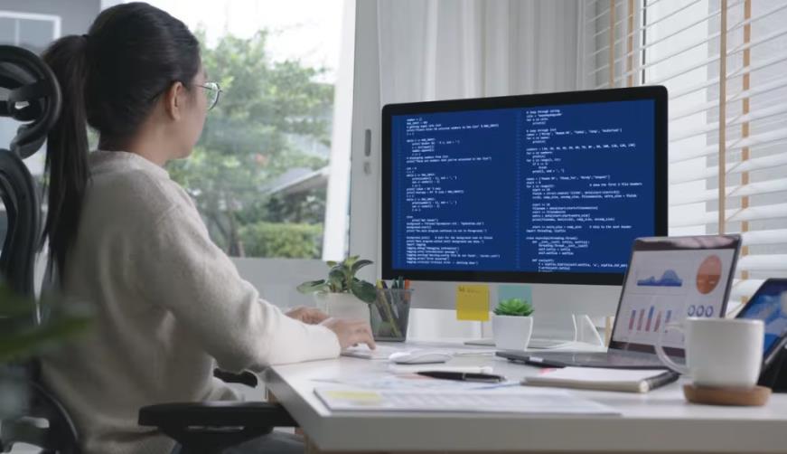 梅县软件开发公司实战建议：网站赋能，为何必须接入支持机器人？